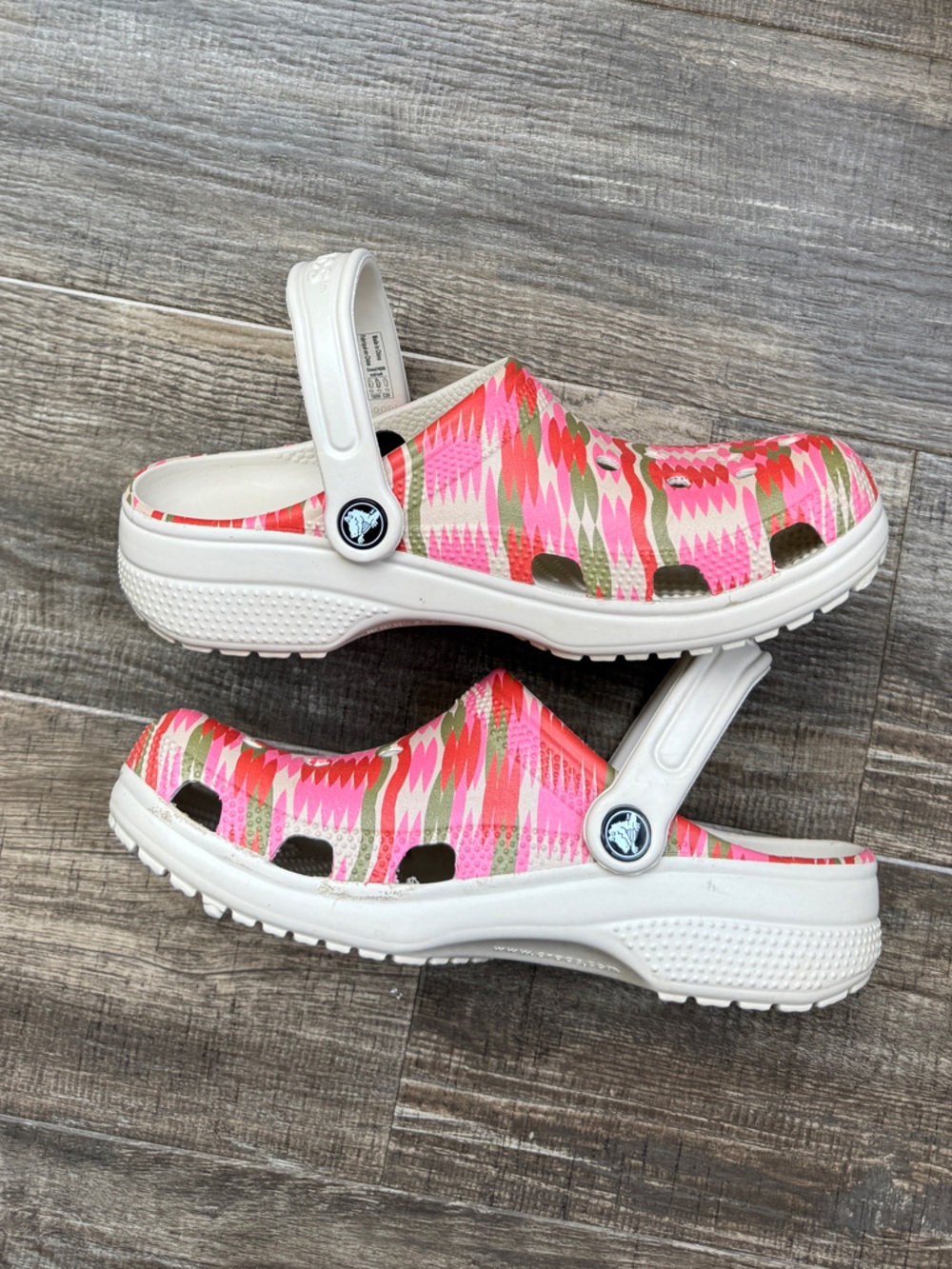 CROCS White Clog with Pink and Green Ikat Print 8 women’s - Picture 2 of 5